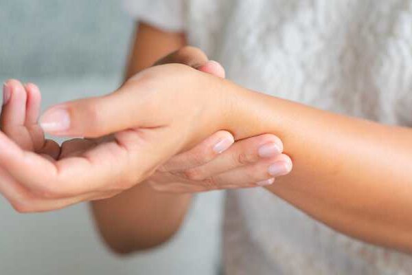 5 raisons pour lesquelles vous ressentez une douleur au poignet lorsque vous appuyez sur (Comment réparer)