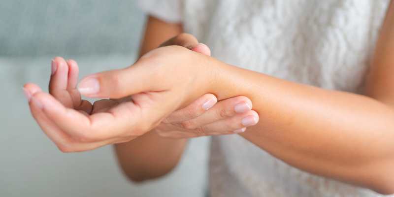 5 raisons pour lesquelles vous ressentez une douleur au poignet lorsque vous appuyez sur (Comment réparer)