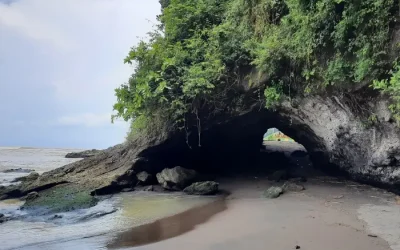 Karang Bolong Beach Kebumen, Exotic Natural Charm with Unique Rock Formations