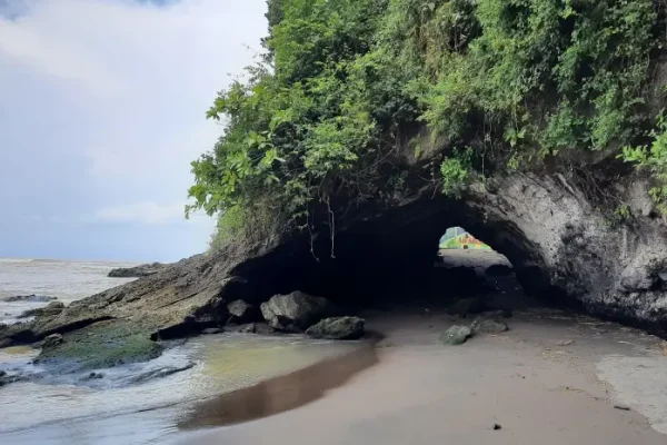 Karang Bolong Beach Kebumen, Exotic Natural Charm with Unique Rock Formations